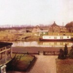 Woonboot bij de Rietmansbrug, op de Colmschaterstraatweg met linksonder brandstoffenhandel Koning Woonboot bij de Rietmansbrug, op de Colmschaterstraatweg met links brandstoffenhandel Koning