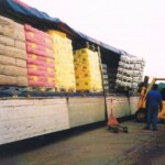 De houtskool en briketten worden gelost bij Koning aan de Colmschaterstraatweg De houtskool en briketten worden gelost bij Koning aan de Colmschaterstraatweg