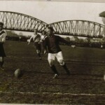 UD spelend op de Ossenweerd langs de IJssel en op de achtergrond de spoorbrug UD spelend op de Ossenweerd langs de IJssel en op de achtergrond de spoorbrug