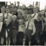1e foto gemaakt tijdens de schenking van de bank in Oxe op 5 mei 1946