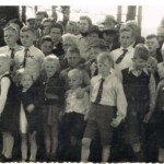 1e foto gemaakt tijdens de schenking van de bank in Oxe op 5 mei 1946 1e foto gemaakt tijdens de schenking van de bank in Oxe op 5 mei 1946