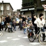 Optocht voor winkel Daan van Baak hoek Holterweg-Stationsweg Optocht voor winkel Daan van Baak hoek Holterweg-Stationsweg