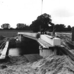 Bouw van nieuwe brug, ter vervanging van de Swormertorenbrug. Op de achtergrond nieuwbouw op het Essenerveld. Bouw van nieuwe brug, ter vervanging van de Swormertorenbrug. Op de achtergrond nieuwbouw op het Essenerveld.
