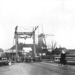 De Snippelingsbrug en de Hunnepermolen ca. 1925. Met het uithangbord van Koffiehuis Bloemendal, waar in 1896 de bouw van de kalkovens werd aanbesteed. Middenachter café De Kroon (V.d. Wal) en op de fiets vrouw Jeurink.