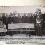 Foto gemaakt tijdens de schenking van de bank in Oxe op 5 mei 1946