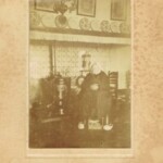 Hermina Roesink, geboren 22-04-1818, overleden 09-10-1907, gehuwd geweest met Engbert Bluemink, woonde op Erve De Veste, ook wel Bakhuis genoemd  Oxersteeg 14 te Oxe