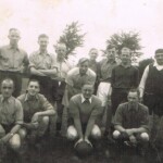 Het voetbalelftal van de zuivelfabriek IJsseldal te Colmschate,met o.a. Smale Krukkeland Pots (directeur) - Boode Kerkdijk Muilerman Het voetbalelftal van de zuivelfabriek IJsseldal te Colmschate,met o.a. Smale Krukkeland Pots (directeur) - Boode Kerkdijk Muilerman
