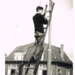 Jan Dokter aan de Holterweg versiering vastmaken voor Colmschaterfeest
