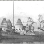 De kalkovens rond 1950. In het midden de in 1947 gebouwde losmast (bron Een eeuw bouwmaterialen aan de Snippeling) Kalkovens van Klosters Colmschate