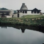 Kantoren en showroom van de Fa. Klosters Bouwmaterialen op de Snippeling op 5 mei 1974 na inbraak met brandstichting in de nacht daaraan voorafgaande.