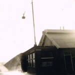 Klosters aan de Snippelingsdijk,de schelpen worden gelost voor de kalkovens met behulp van de losmast Klosters aan de Snippelingsdijk,de schelpen worden gelost voor de kalkovens