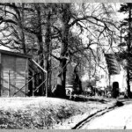 Canadese militairen op de Oxerhof, links de barakken rechts het Koetshuis Canadese militairen op de Oxerhof, links de barakken rechts het Koetshuis