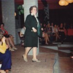 Modeshow Plattelandsvrouwen Afdeling Colmschate, begin jaren 70 in de kuip, de mannequin Anneke Wolters Krukkeland showt haar zelfgemaakte kleding Modeshow Plattelandsvrouwen Afdeling Colmschate, begin jaren 70 in de kuip, de mannequin Anneke Wolters Krukkeland showt haar zelfgemaakte kleding