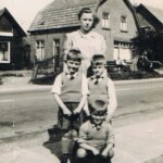 Op de foto de jongens van Alberts de postbode, onder Henk, links Jan en rechts Herman. Boven Dinie Rouwendal van de bakker, Op de foto de jongens van Alberts de postbode, onder Henk, links Jan en rechts Herman. Boven Dinie Rouwendal van de bakker,