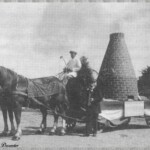 Praalwagen met kalkoven tijdens het 25-jarig regeringjubileum van Koningin Wilhelmina 1923. Voor de wagen staat Jaq, Trip. Praalwagen met kalkoven tijdens het 25 jarig regeringjubileum van Koningin Wilhelmina 1923