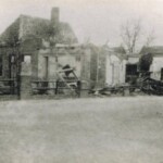 Puinhoop van Café De Nieuwe Kroon op de Snippeling de bakkerij van de fam.Bloemendal bleef intakt 1945