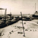 Sallandtocht op het Overijsselskanaal in januari 1963, auto's werden op de Snippeling geparkeerd Sallandtocht op het Overijsselskanaal in januari 1963, auto's werden op de Snippeling geparkeerd