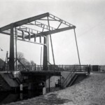 Snippelingbrug links de bakkerij en cafe van Bloemendal Snippelingbrug links de bakkerij en cafe van Bloemendal