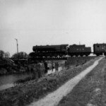 Stoomlocomotief van het Britse War Department Austerities overgenomen door N.S. op de tijdelijk herstelde spoorbrug Snippeling