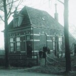 Veldwachter Harm Dontje met vrouw Trijntje en kinderen Hermina en Harm in 1915 voor zijn dienstwoning in Colmschate,later Holterweg 64.Naast de voordeur is een bordje bevestigd met "Politie",