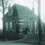 Veldwachter Harm Dontje met vrouw Trijntje en kinderen Hermina en Harm in 1915 voor zijn dienstwoning in Colmschate,later Holterweg 64.Naast de voordeur is een bordje bevestigd met "Politie", Veldwachter Harm Dontje met vrouw Trijntje en kinderen Hermina en Harm in 1915 voor zijn dienstwoning in Colmschate,later Holterweg 64.Naast de voordeur is een bordje bevestigd met "Politie",