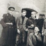 Voor de maalderij van café Starink, staand vlnr Politieman Oord, Gerrit Hartman, Jan Brinkman, Jan Bielderman en onder Fré Bielderman