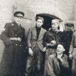 Voor de maalderij van café Starink, staand vlnr Politieman Oord, Gerrit Hartman, Jan Brinkman, Jan Bielderman en onder Fré Bielderman Voor de maalderij van café Starink, staand vlnr Politieman Oord, Gerrit Hartman, Jan Brinkman, Jan Bielderman en onder Fré Bielderman