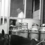 Willem Nijland controleert de melk bij Melkfabriek IJsseldal Willem Nijland controleert de melk bij Melkfabriek IJsseldal