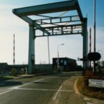 snippelingbrug met op de achtergrond klosters bouwmaterialen