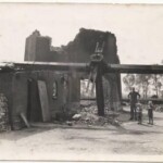 10 april 1945 - Hunnepermolen tijdens bevrijding Snippeling kapot geschoten door geallieerden. Op de foto Derk Veldwachter met Henk en Riek