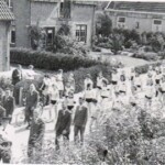 Achter de muziek aan over de Stationsweg naar de opening van het sportcomplex in 1961