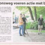 Actie met bloemen tegen de sluiting spoorwegovergang