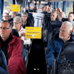 Actievoerende bewoners van Colmschate op weg naar Den Haag om te protesteren tegen de spoorboog Actievoerende bewoners van Colmschate op weg naar Den Haag om te protesteren tegen de spoorboog