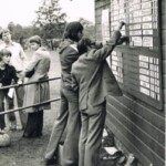 Begin jaren jeugdtournooi voetbal SV Colmschate, Henk Achtereekte en Andries Broekhuis bij het scorebord.