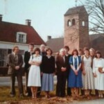 Belijdenis 1979 voor de pastorie en kerk in Colmschate