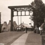 Cafe De Kroon rechts bij de boom, naast het koffiehuis van Bloemendal