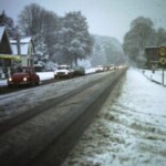 Drukte op de Holterweg. Links garage De Roos