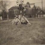 Emma ten Dam, Dinnie Dommerholt en Wilma Jansen 1957 bij de spoorovergang Stationsweg