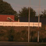 Enorm protestbord tegen de voorgenomen spoorboog in Colmschate Enorm protestbord tegen de voorgenomen spoorboog in Colmschate