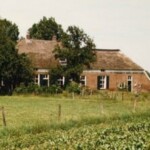 Erve Groot Swormink aan de Sworminksweg, vóór de restauratie. Helemaal links de nieuwbouw van de wijk Het Roessink zichtbaar. ca. 1989