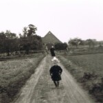 Erve Oostrik, op de voorgrond Minie Borkent met moeder en oma Erve Oostrik, op de voorgrond Minie Borkent met moeder en oma