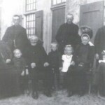 Fam.Klein Douwel voor de gelijknamige boerderij, foto omstreeks 1920, het adres is nu Lijster 13