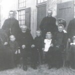 Fam.Klein Douwel voor de gelijknamige boerderij, foto omstreeks 1920, het adres is nu Lijster 13 Fam.Klein Douwel voor de gelijknamige boerderij, foto omstreeks 1920, het adres is nu Lijster 13