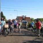 Fietsprotest tegen sluiting spoorwegovergang Stationsweg Colmschate