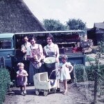Groenteboer Bernard Wassink aan de Stationsweg met de familie Oonk