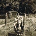 Herman en Rien Vunderink met hun Oma in de jaren 50 aan de Stationsweg, rechts het huis van Hamma Grotenhuis