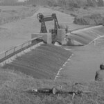 Het Verlaat 1964 met rechts op de achtergrond de bomen van het Schipbeekbad Het Verlaat 1964 met rechts op de achtergrond de bomen van het Schipbeekbad