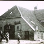 Het oude huis van schilder Maalderink (Hissink) aan de Holterweg met fam.Willighagen en links Jan Hissink.