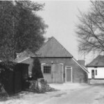 Lage Weteringsweg 4. Boven de achterdeur nu zichtbaar de letters .H. R.K. 1832 Jan Hendrik Roskam, eigenaar foto 2-9-1982