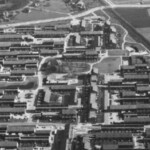 Luchtfoto van het Oostrik, jaren '70 vlak na de bouw. Centraal gelegen boerderij 't Oostrik naast de school.